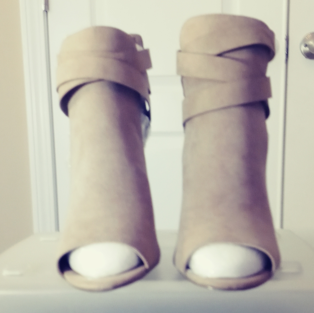 Shoedazzle Women's Cream Ankle Boots / Booties - NWOT